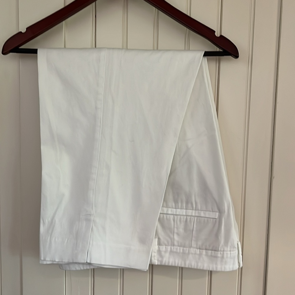 Ladies white, capri length slacks, size 16